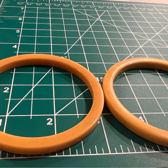 3 Vintage Bakelite Bangles - Yellow and Cream - Picture 9 of 11